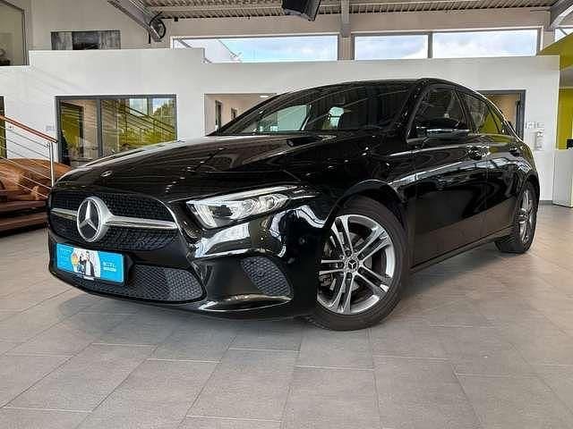 Schwarz Gebraucht 2020 Mercedes A180 Kleinwagen | 22.995 € (Fairer Preis) - Bild 1/4