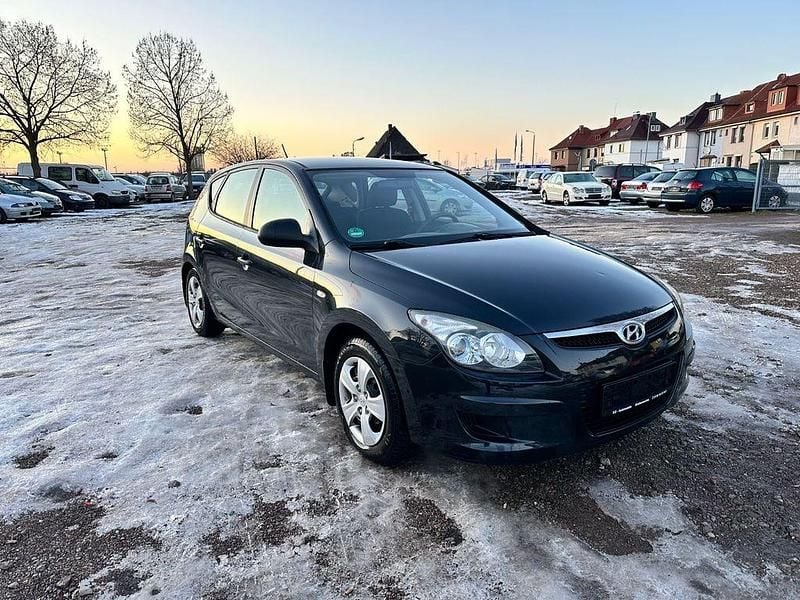 Weiß Gebraucht 2010 Hyundai i30 Classic Limousine | 1.499 € (Guter Preis) - Bild 1/4