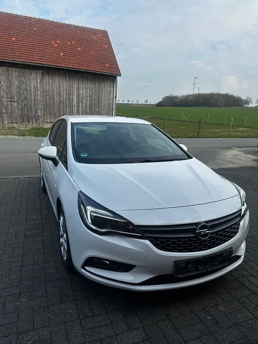 Gebraucht Opel Astra Selection 105 PS (77 kW) 2016 Weiß Kleinwagen