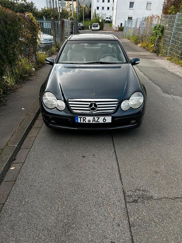 Blau Gebraucht 2002 Mercedes 190 Limousine | 1.600 € - Bild 1/4