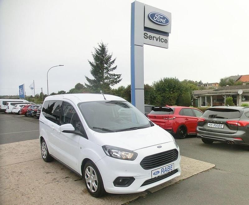 Weiß Gebraucht 2021 Ford Tourneo Courier Van / Kleinbus | 15.990 € (Etwas zu teuer) - Bild 1/4