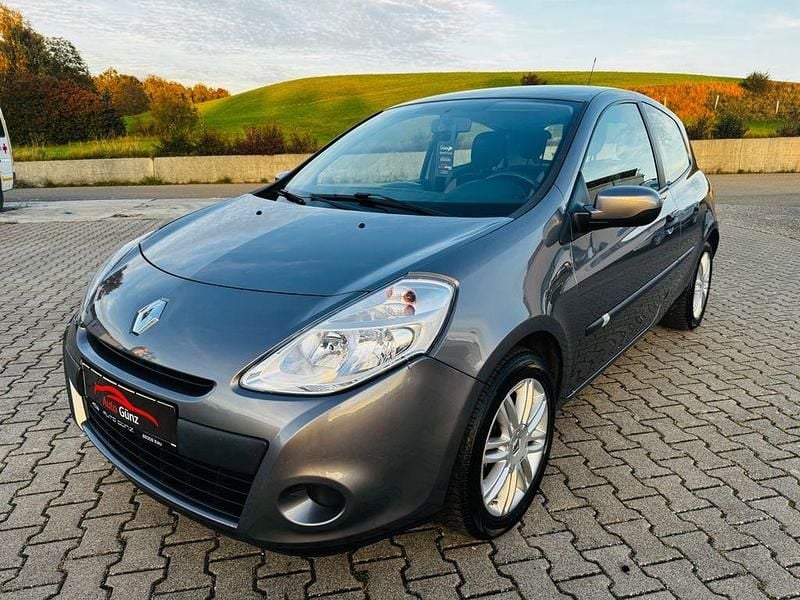 Grau Gebraucht 2012 Renault Clio III Expression Kleinwagen | 4.499 € (Etwas zu teuer) - Bild 1/4