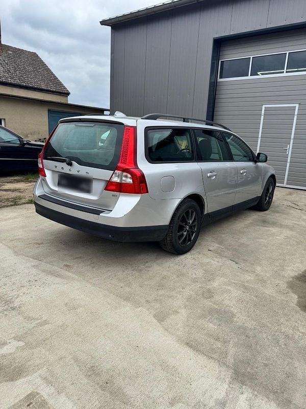 Gebraucht Volvo V70 145 PS (106 kW) 2008 Silber Kombi