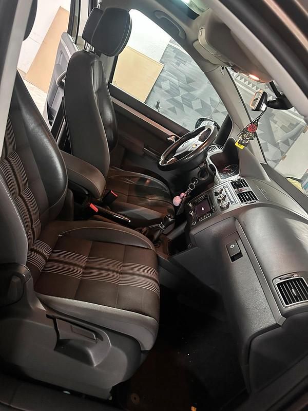 Gebraucht VW Touran 105 PS (77 kW) 2012 Braun Van / Kleinbus