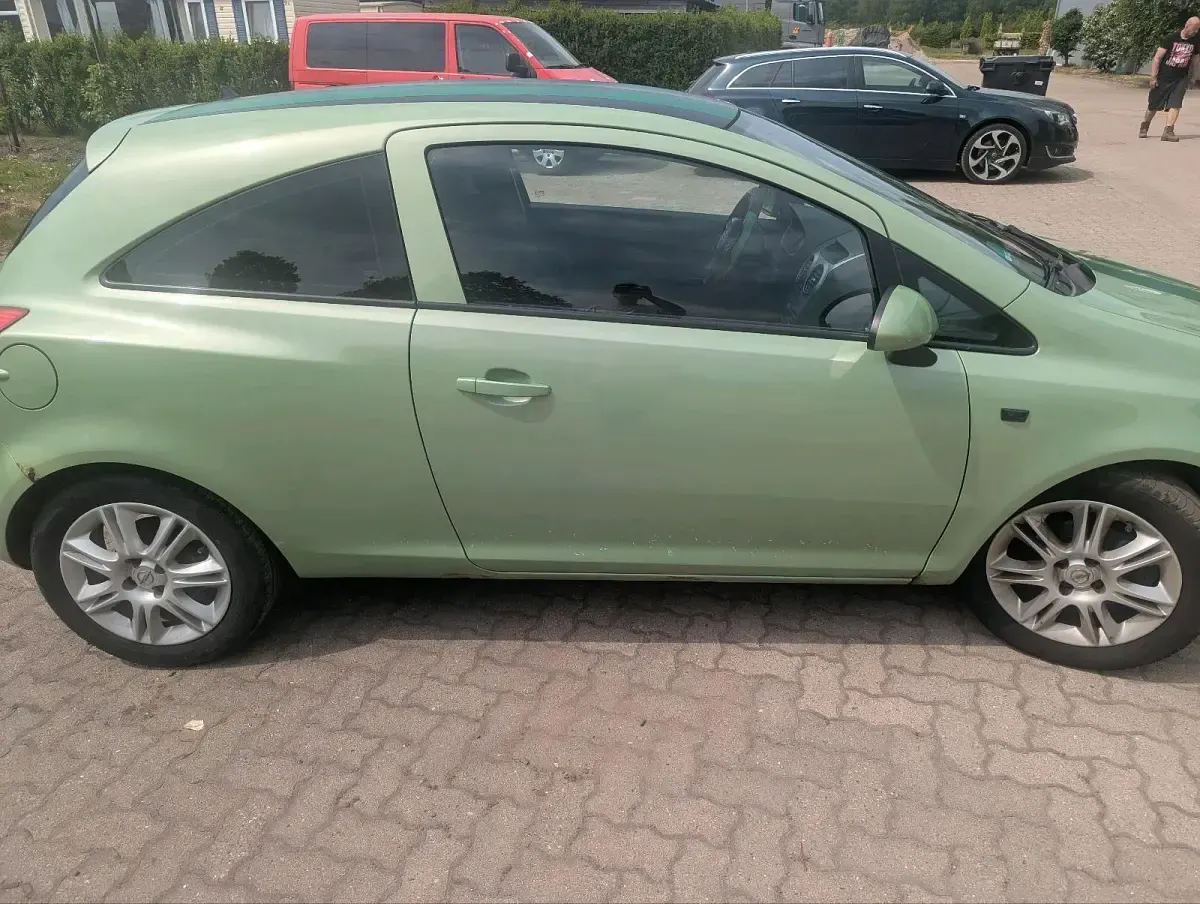 Brugt Opel Corsa Edition 80 HK (58 kW) 2009 Grøn Hatchback