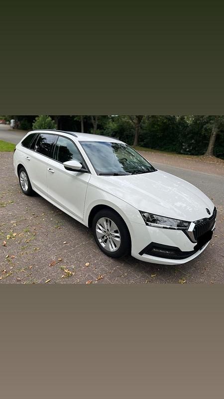 Weiß Gebraucht 2020 Skoda Octavia Limousine | 19.950 € (Fairer Preis) - Bild 1/4