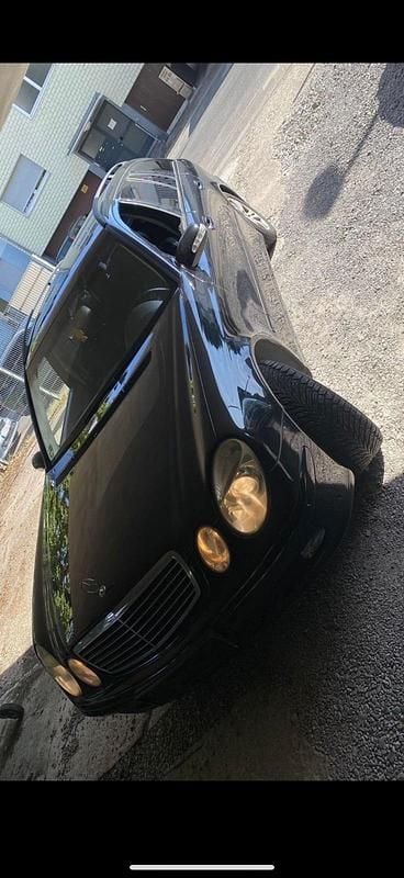 Schwarz Gebraucht 2005 Mercedes E200 Kombi | 2.000 € - Bild 1/4
