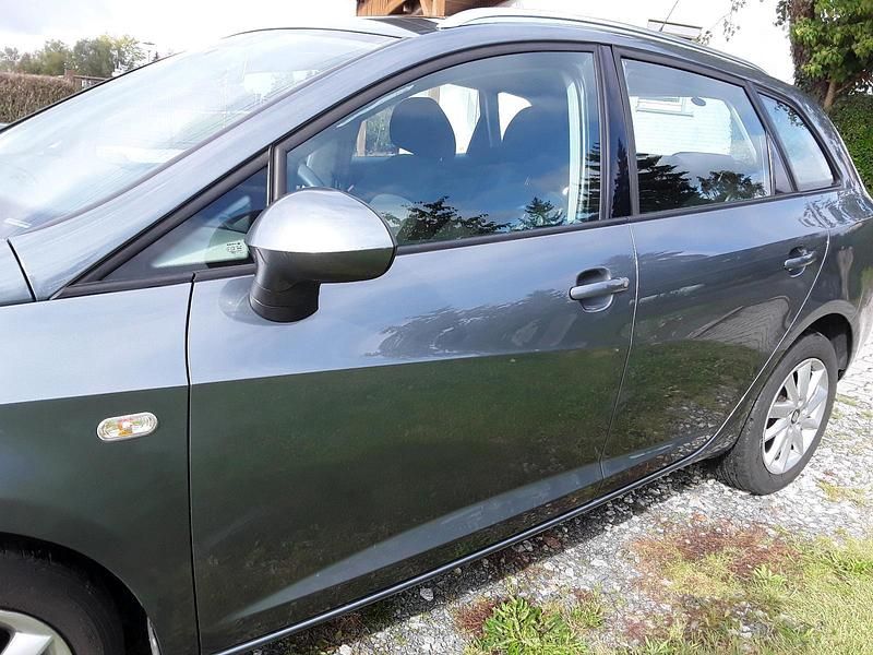 Grau Gebraucht 2015 Seat Ibiza ST Kombi | 4.900 € (Guter Preis) - Bild 1/4