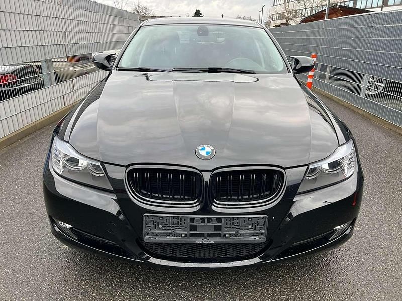 Gebraucht BMW 318 129 PS (94 kW) 2010 Schwarz Limousine