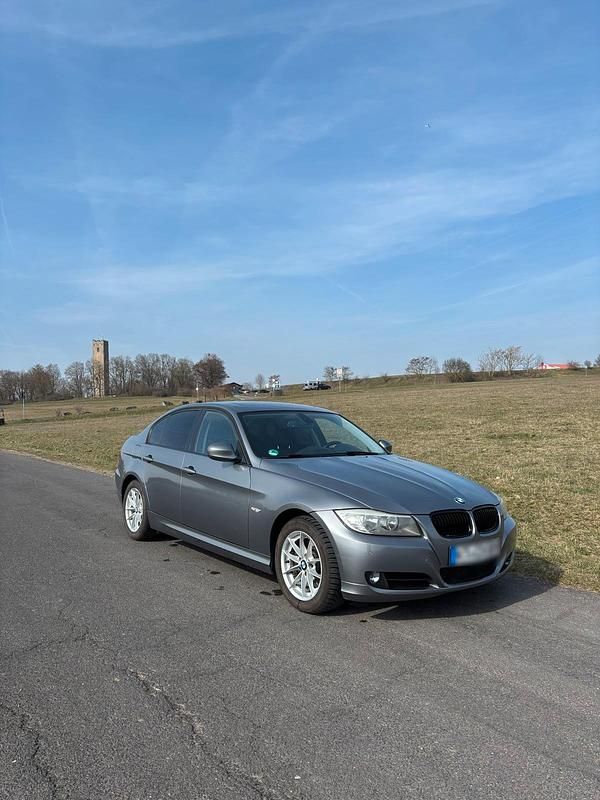 Gebraucht BMW 320 184 PS (135 kW) 2011 Grau Limousine
