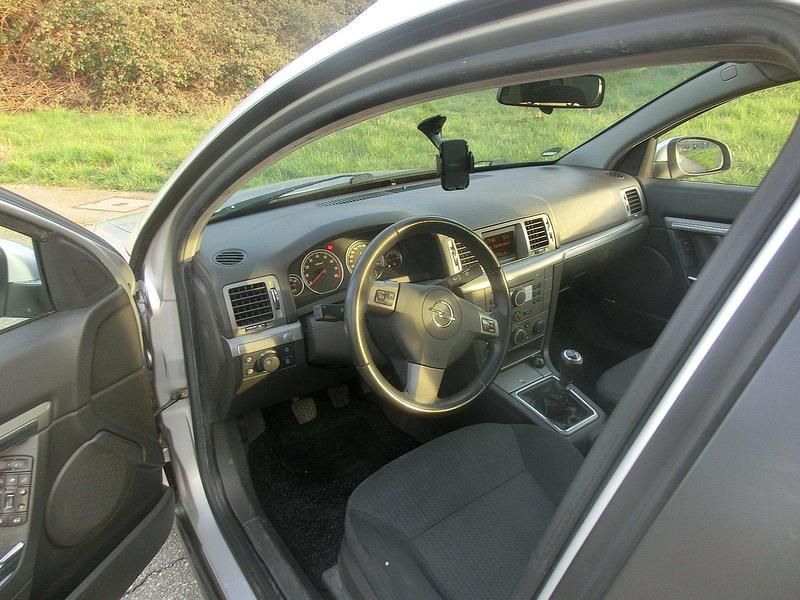 Gebraucht Opel Vectra Edition 140 PS (102 kW) 2006 Silber Kombi