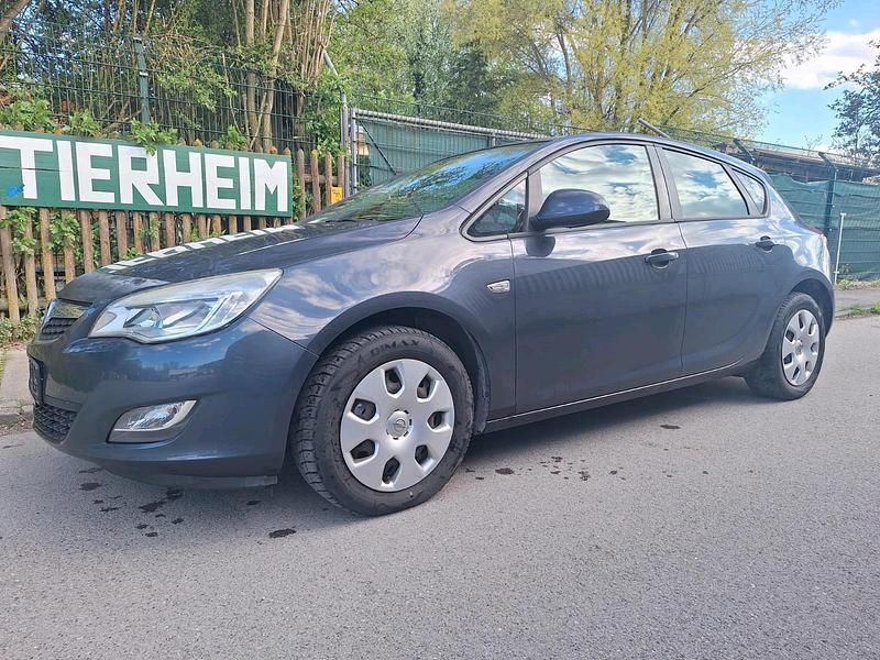 Second-hand Opel Astra 101 CP (74 kW) 2010 Albastru Berlinǎ
