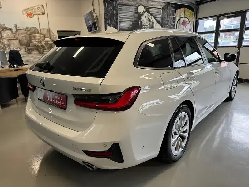 Używany BMW 320 Advantage 190 KM (139 kW) 2020 Biały Kombi