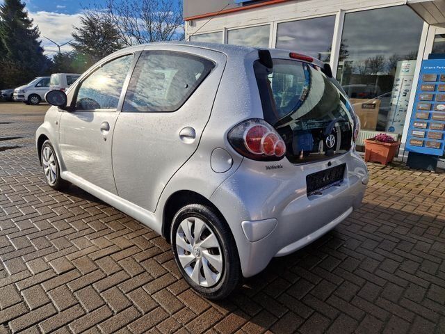 Gebraucht Toyota Aygo Cool 68 PS (50 kW) 2013 Satin silver Kleinwagen