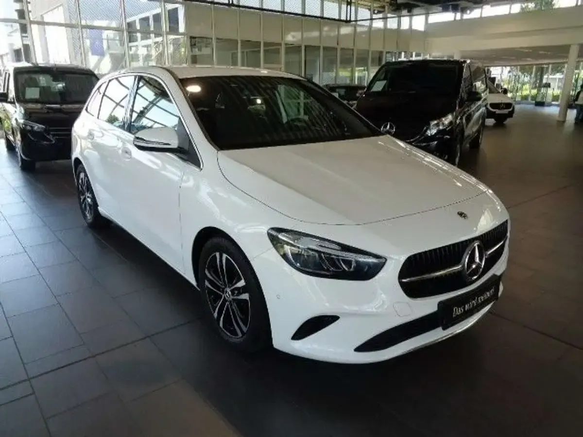 Gebraucht Mercedes B180 136 PS (100 kW) 2024 Weiß Kleinwagen