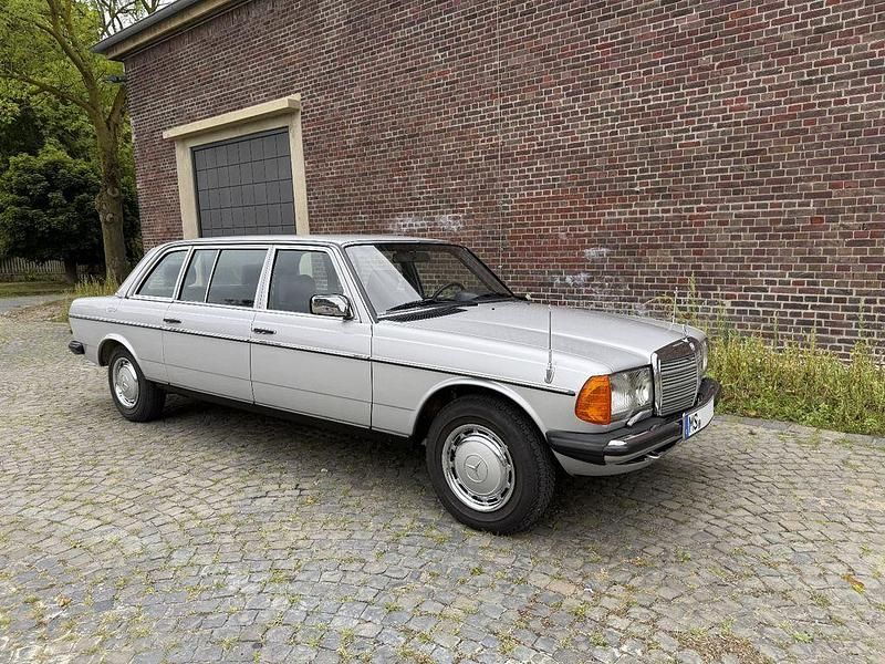 Gebraucht Mercedes 250 140 PS (102 kW) 1983 Silber Limousine