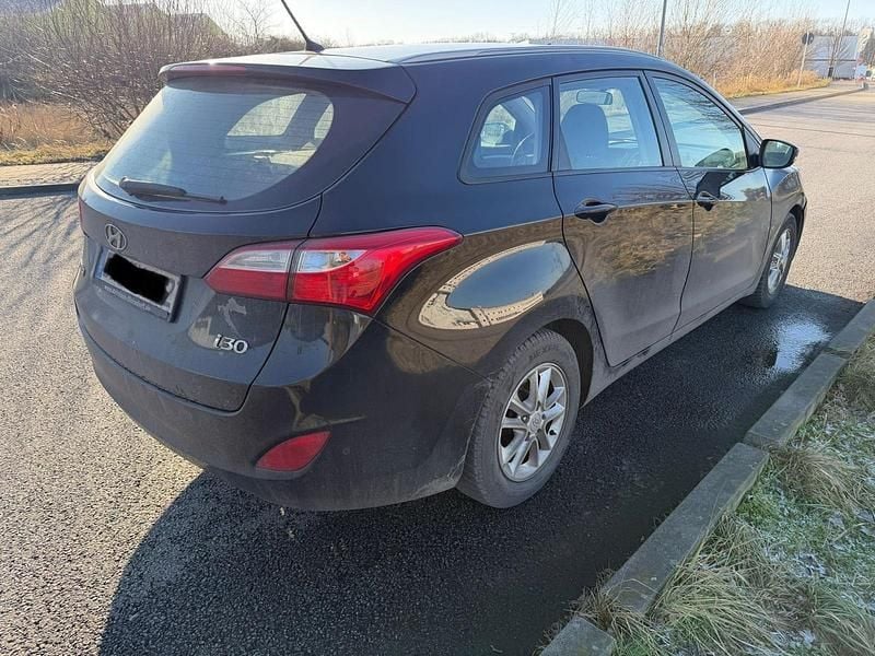Schwarz Gebraucht 2013 Hyundai i30 Kombi | 2.600 € (Superpreis) - Bild 1/4