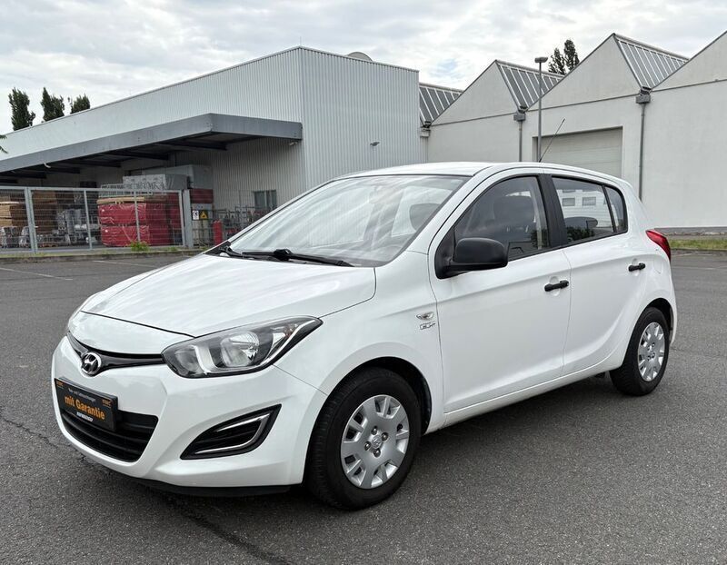 Weiß Gebraucht 2014 Hyundai i20 Edition Limousine | 4.990 € (Fairer Preis) - Bild 1/4