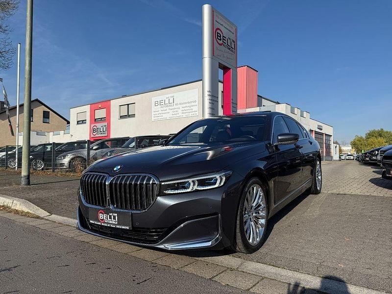 Grau Gebraucht 2019 BMW 750 Performance Limousine | 38.950 € (Fairer Preis) - Bild 1/4