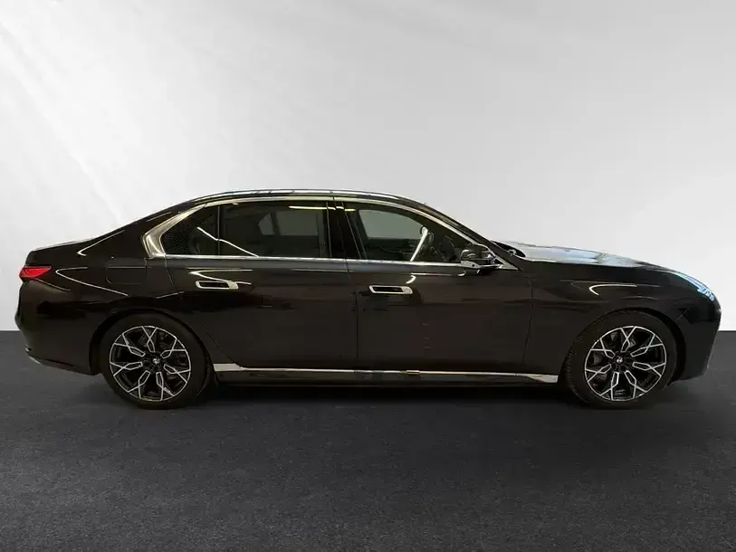 Gebraucht BMW 750e Comfort Edition 489 PS (359 kW) 2024 Sophistograu brillanteffekt metallic Limousine