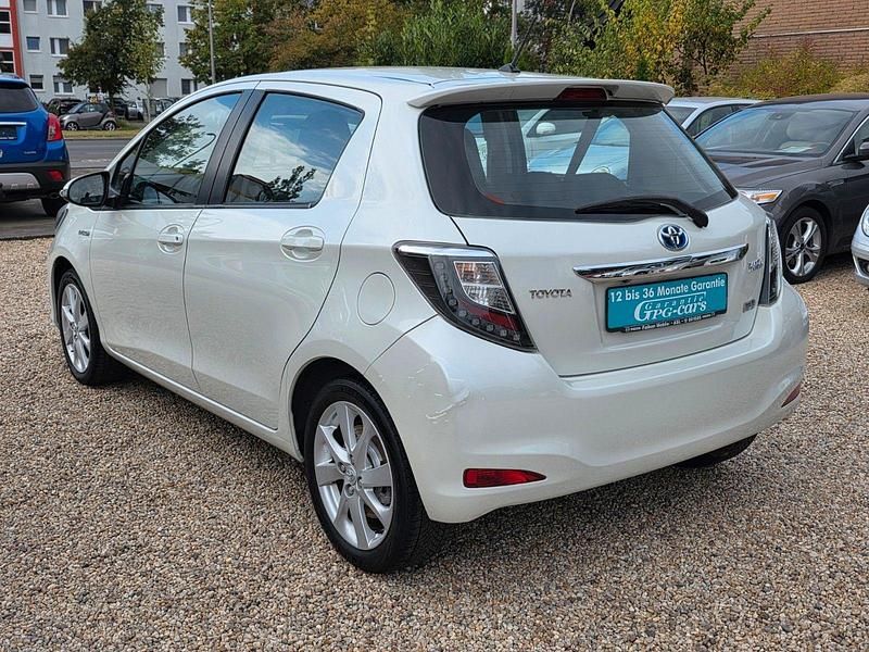 Gebraucht Toyota Yaris Hybrid 102 PS (75 kW) 2013 Weiß Kleinwagen