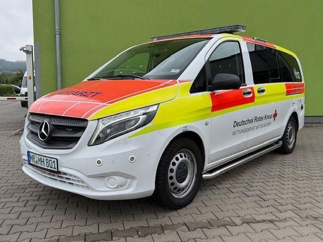 Weiß Gebraucht 2018 Mercedes Vito Van / Kleinbus | 28.400 € - Bild 1/4