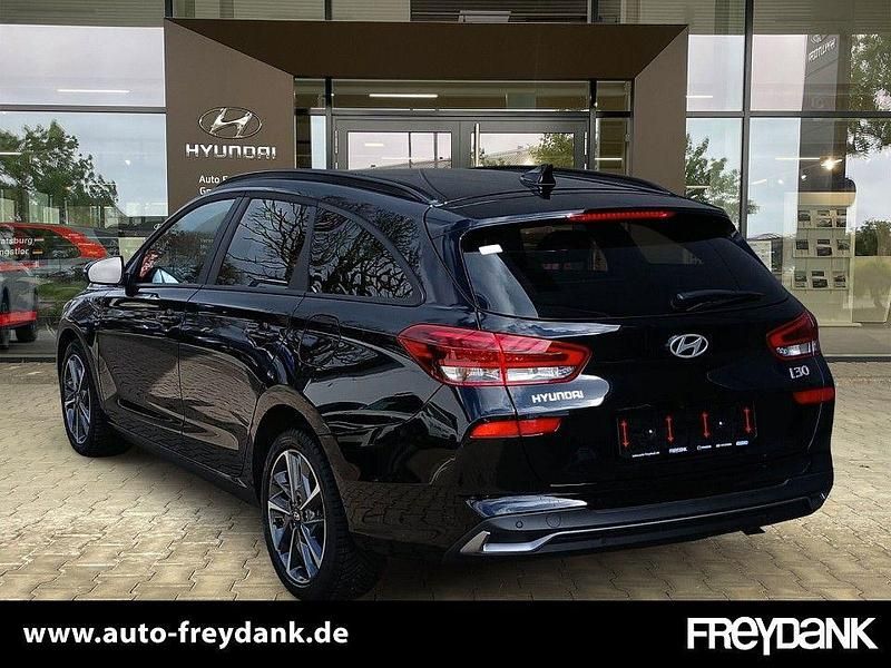 Gebraucht Hyundai i30 Advantage 101 PS (74 kW) 2025 Abyss black / mic Kombi