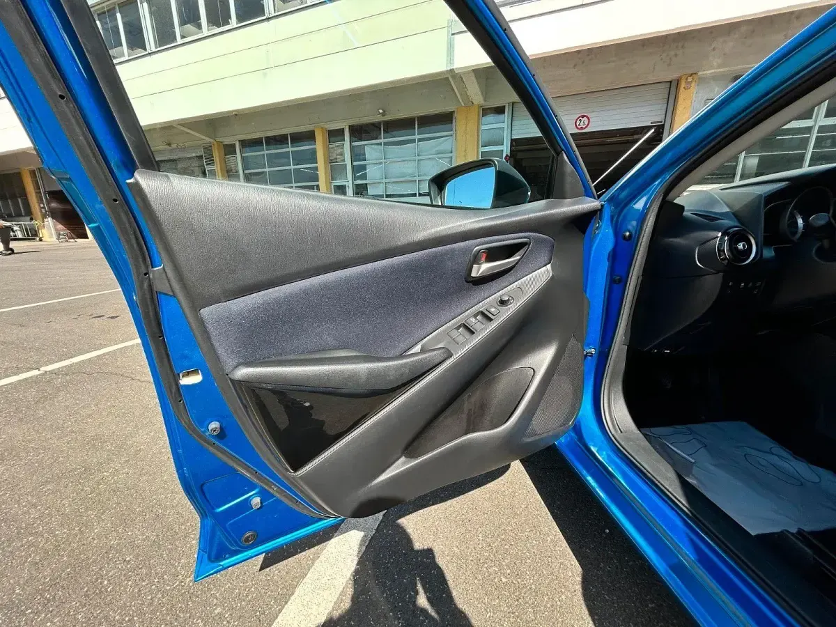 Gebraucht Mazda 2 Exclusive-Line 90 PS (66 kW) 2015 Blau Kleinwagen