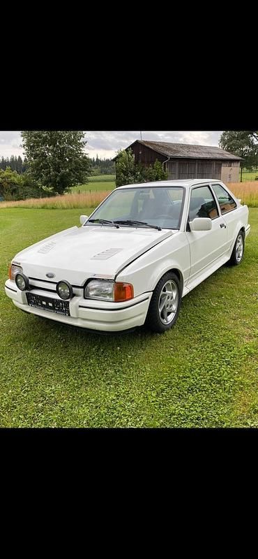 Weiß Gebraucht 1986 Ford Escort Limousine | 7.500 € - Bild 1/4