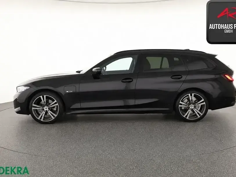 Gebraucht BMW 320e M Sport 204 PS (150 kW) 2022 Black sapphire Kombi