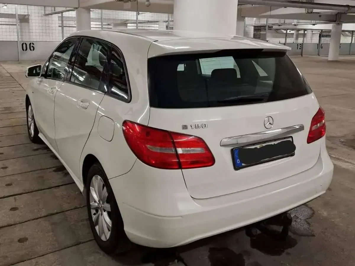 Gebraucht Mercedes B180 122 PS (89 kW) 2012 Weiß Van / Kleinbus