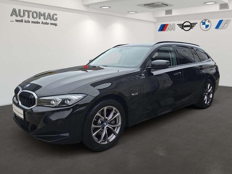 Gebraucht BMW 330e Sport Line 292 PS (214 kW) 2022 Schwarz uni Kombi