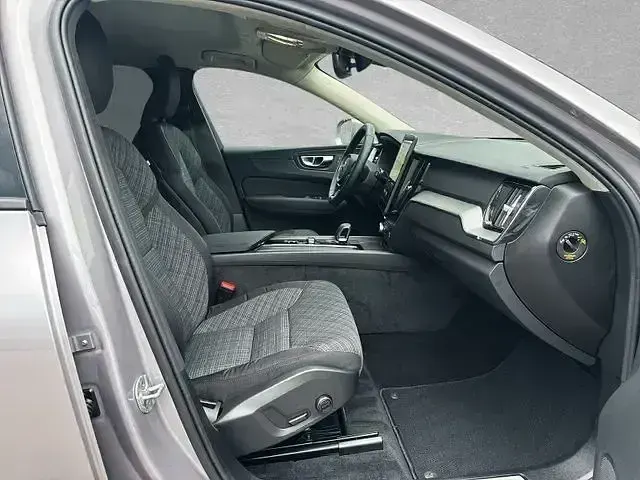 Gebraucht Volvo XC60 Core 250 PS (183 kW) 2025 Aurora silver SUV