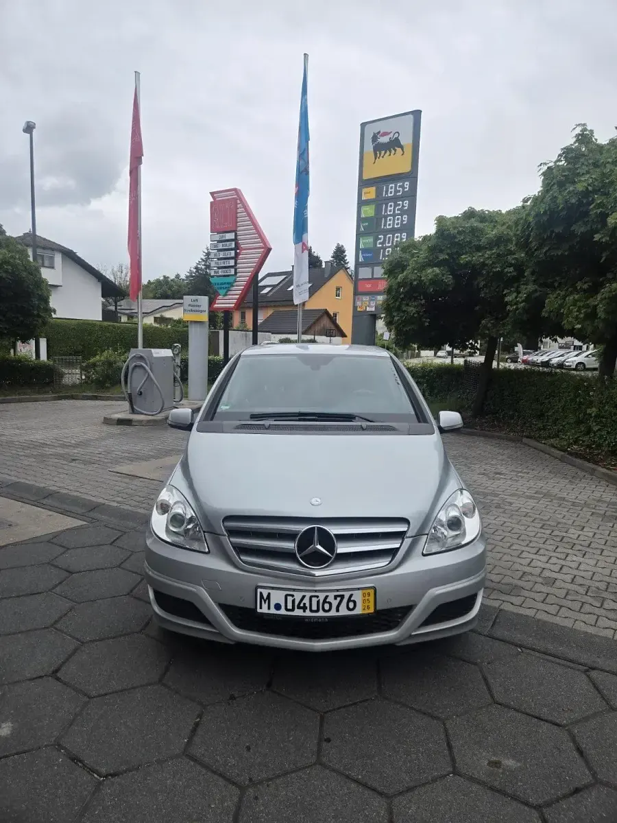 Gebraucht Mercedes B180 116 PS (85 kW) 2009 Silber Van / Kleinbus