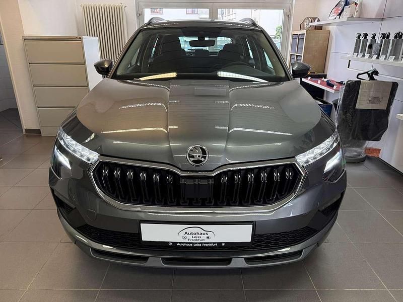 Graphitegrau metallic Neu 2025 Skoda Kamiq Selection SUV | 26.490 € (Fairer Preis) - Bild 1/4