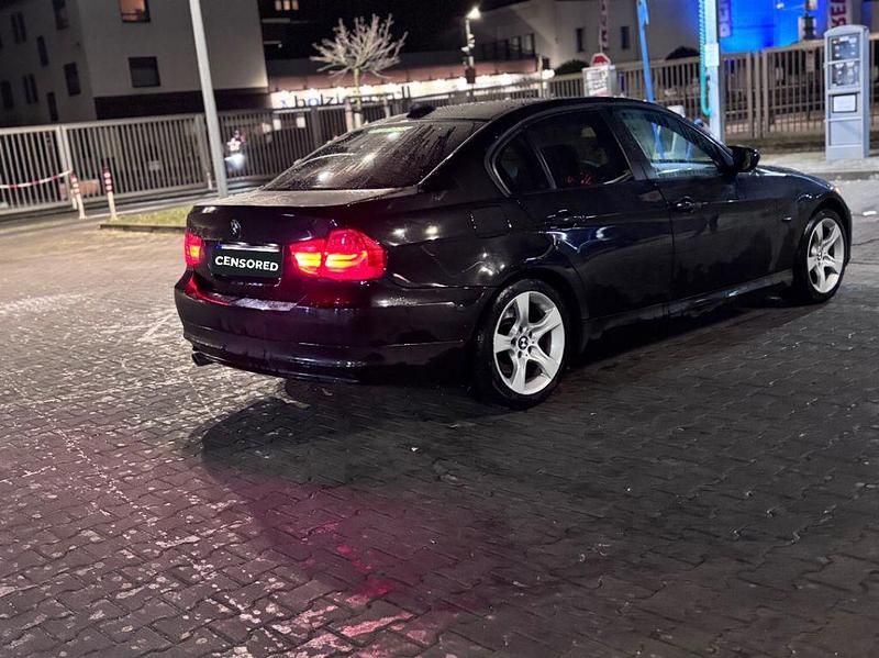 Gebraucht BMW 318 143 PS (105 kW) 2011 Schwarz Limousine