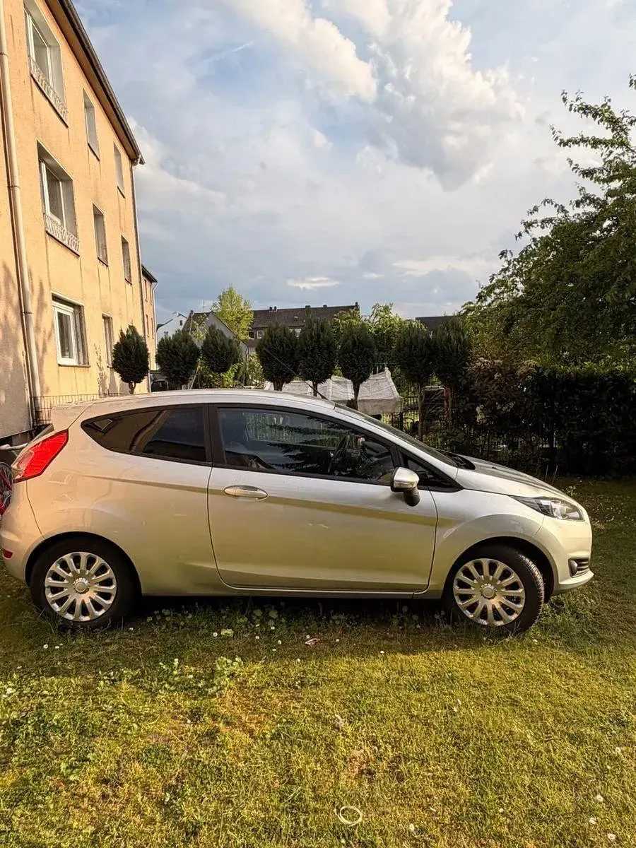 Gebraucht Ford Fiesta 101 PS (74 kW) 2014 Silber Kleinwagen