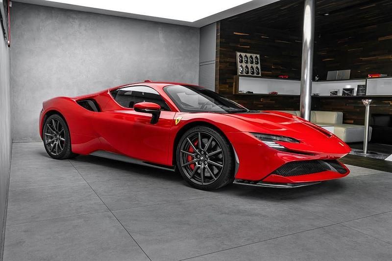 Second-hand Ferrari SF90 780 CP (573 kW) 2024 Roșu