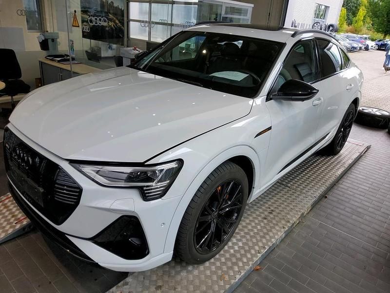 Gletscherweiß metallic Gebraucht 2022 Audi e-tron Sportback Black Edition SUV | 39.545 € (Guter Preis) - Bild 1/2
