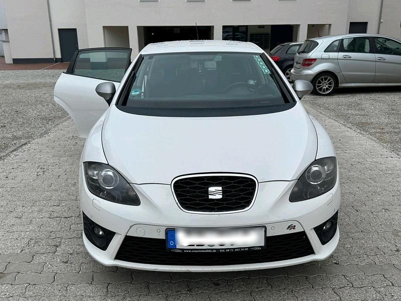 Weiß Gebraucht 2011 Seat Leon Limousine | 7.100 € (Teuer) - Bild 1/4
