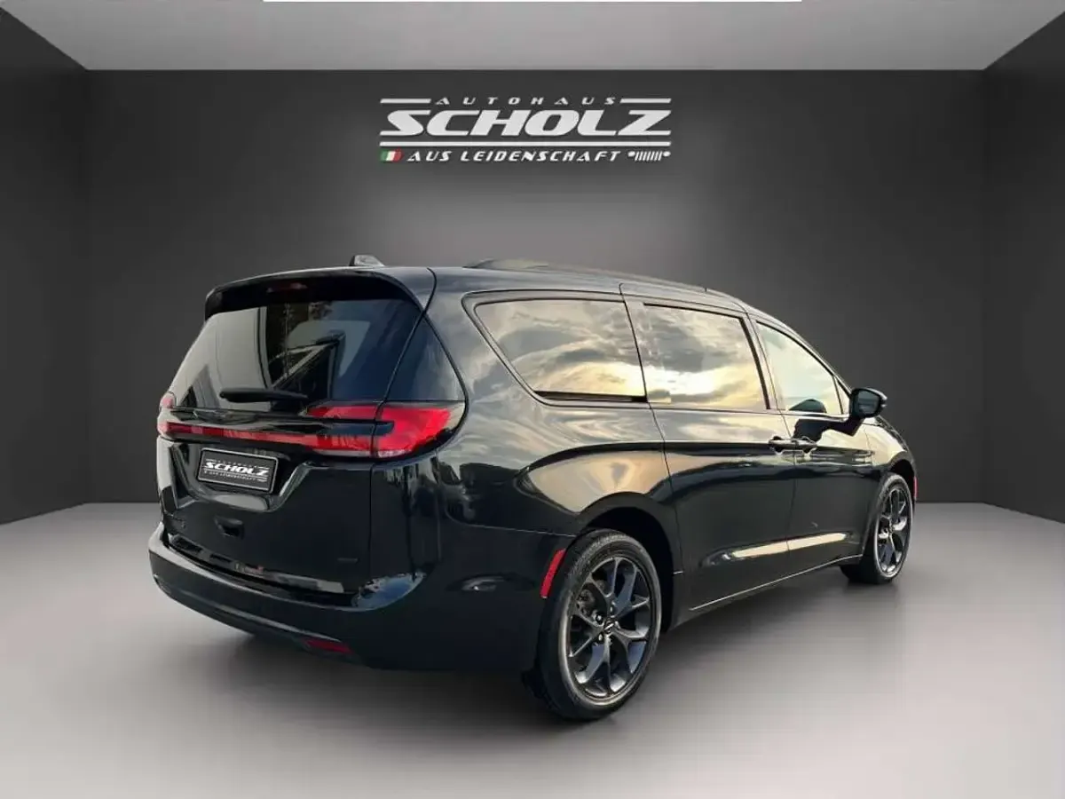 Używany Chrysler Pacifica Touring 291 KM (214 kW) 2023 Czarny SUV