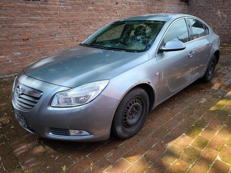Silber Gebraucht 2010 Opel Insignia Edition Limousine | 1.390 € - Bild 1/4