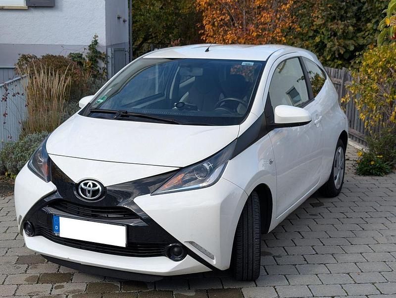 Gebraucht Toyota Aygo 69 PS (50 kW) 2014 Weiß Kleinwagen