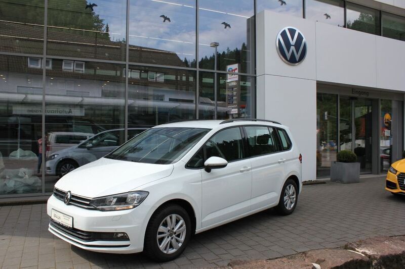 Pure white Gebraucht 2022 VW Touran Comfortline Van / Kleinbus | 18.190 € (Guter Preis) - Bild 1/4