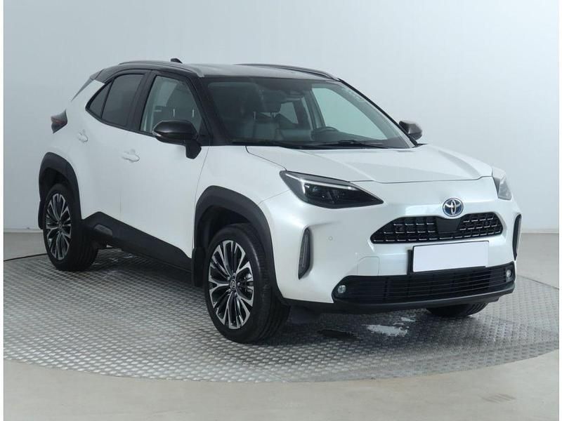 Platinum white pearl mc. (089) Gebraucht 2022 Toyota Yaris Hybrid Elegant SUV | 26.990 € (Etwas zu teuer) - Bild 1/4