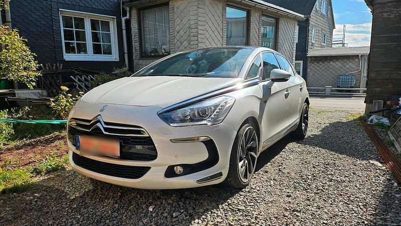 Weiß Gebraucht 2012 DS Automobiles DS5 Kleinwagen | 9.700 € - Bild 1/4