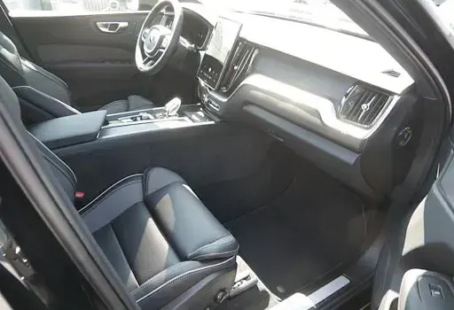 Neu Volvo XC60 Plus 250 PS (183 kW) 2026 Schwarz SUV