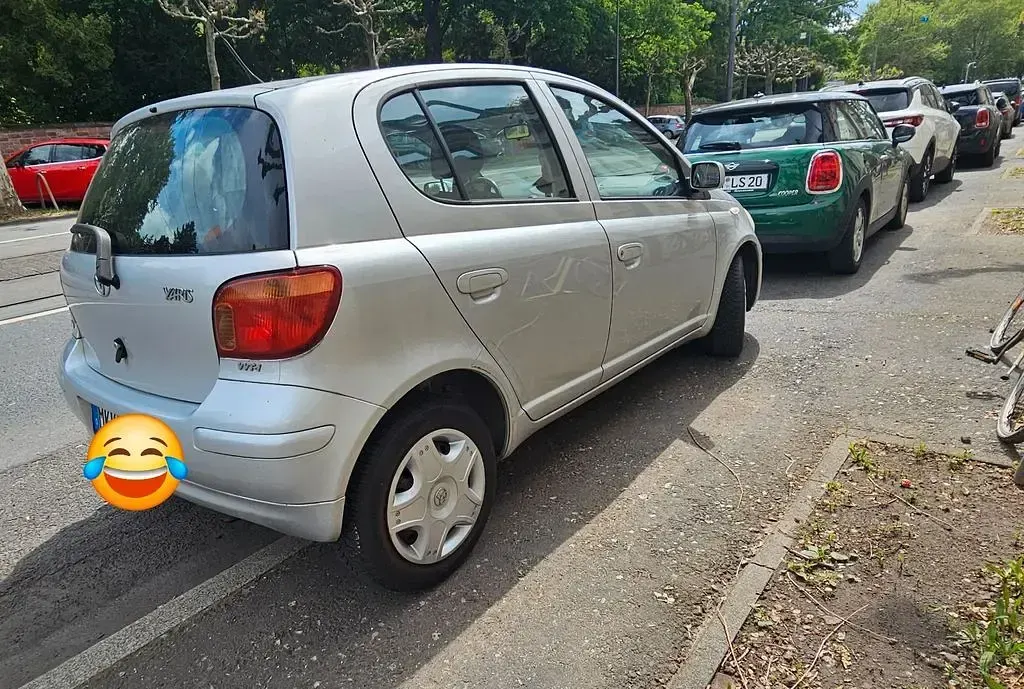Gebraucht Toyota Yaris 65 PS (47 kW) 2005 Silber Limousine