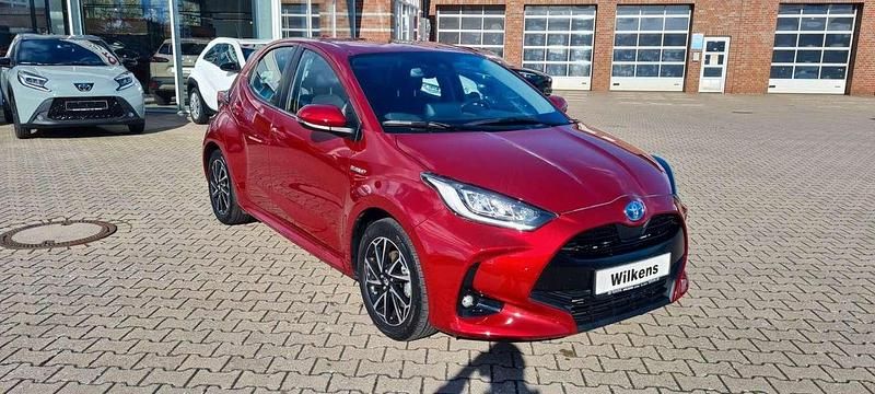 Tokiorot Gebraucht 2021 Toyota Yaris Hybrid Club Kleinwagen | 19.900 € (Etwas zu teuer) - Bild 1/4
