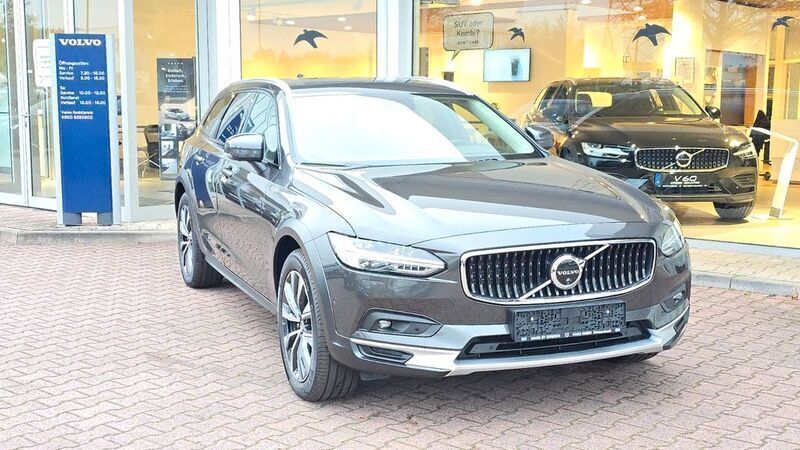 Grau Gebraucht 2024 Volvo V90 CC Plus Kombi | 58.490 € (Teuer) - Bild 1/4